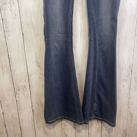 Free People Flare Jeans Penny Pull-On Size 26 Blue Denim Wide Leg Stretchy Boho - Picture 3 of 14